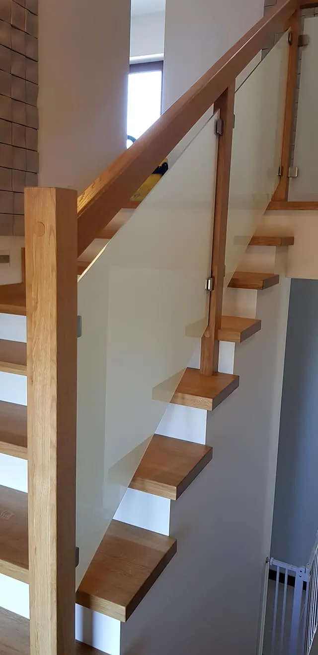 Balustrada z drewnianą poręczą