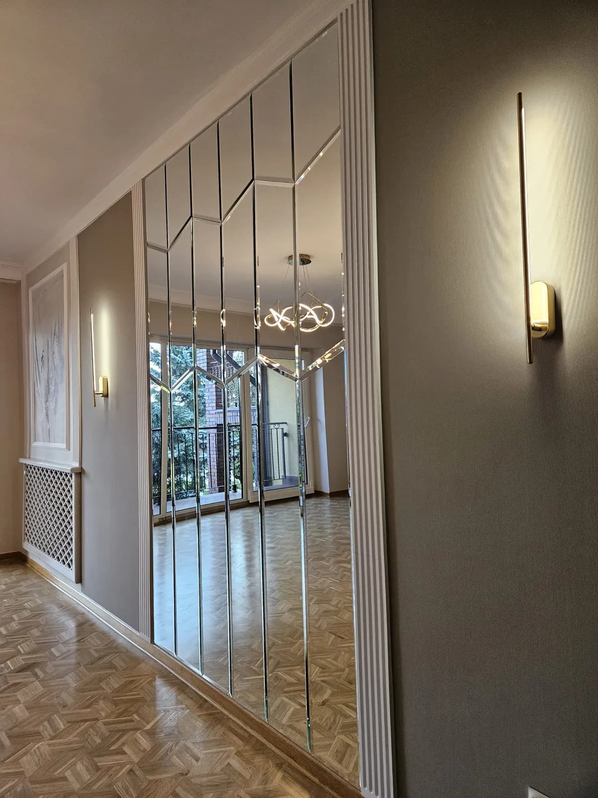 Dekoracyjne lustro fazowane na ścianie w eleganckim korytarzu