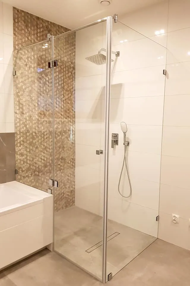 Walk-in do łazienki z mozaiką