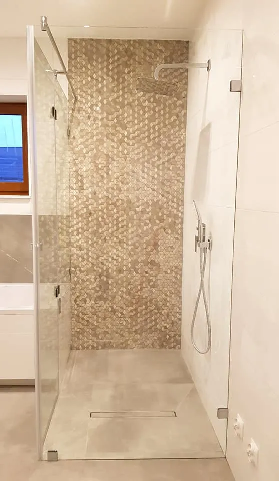 Walk-in do łazienki z mozaiką