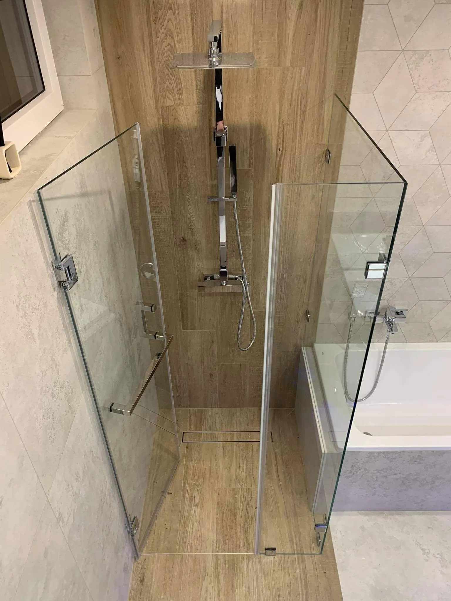 Narożna walk-in z drewnianymi kafelkami