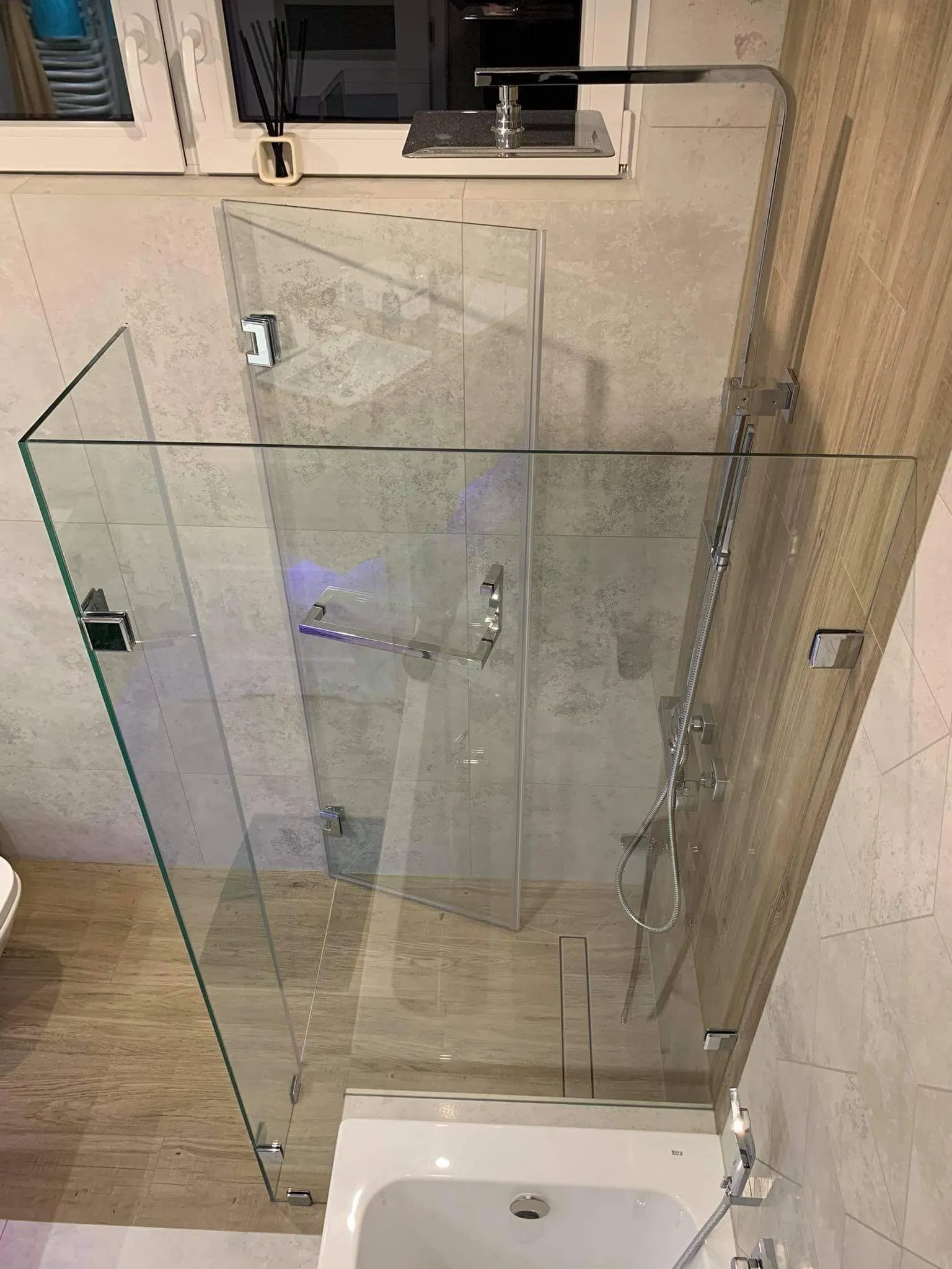 Narożna walk-in z drewnianymi kafelkami