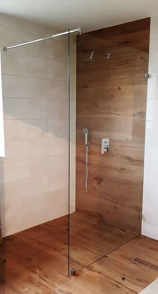 Ścianka walk-in — pojedyncza tafla szkła z drążkiem, ściana drewnopodobna