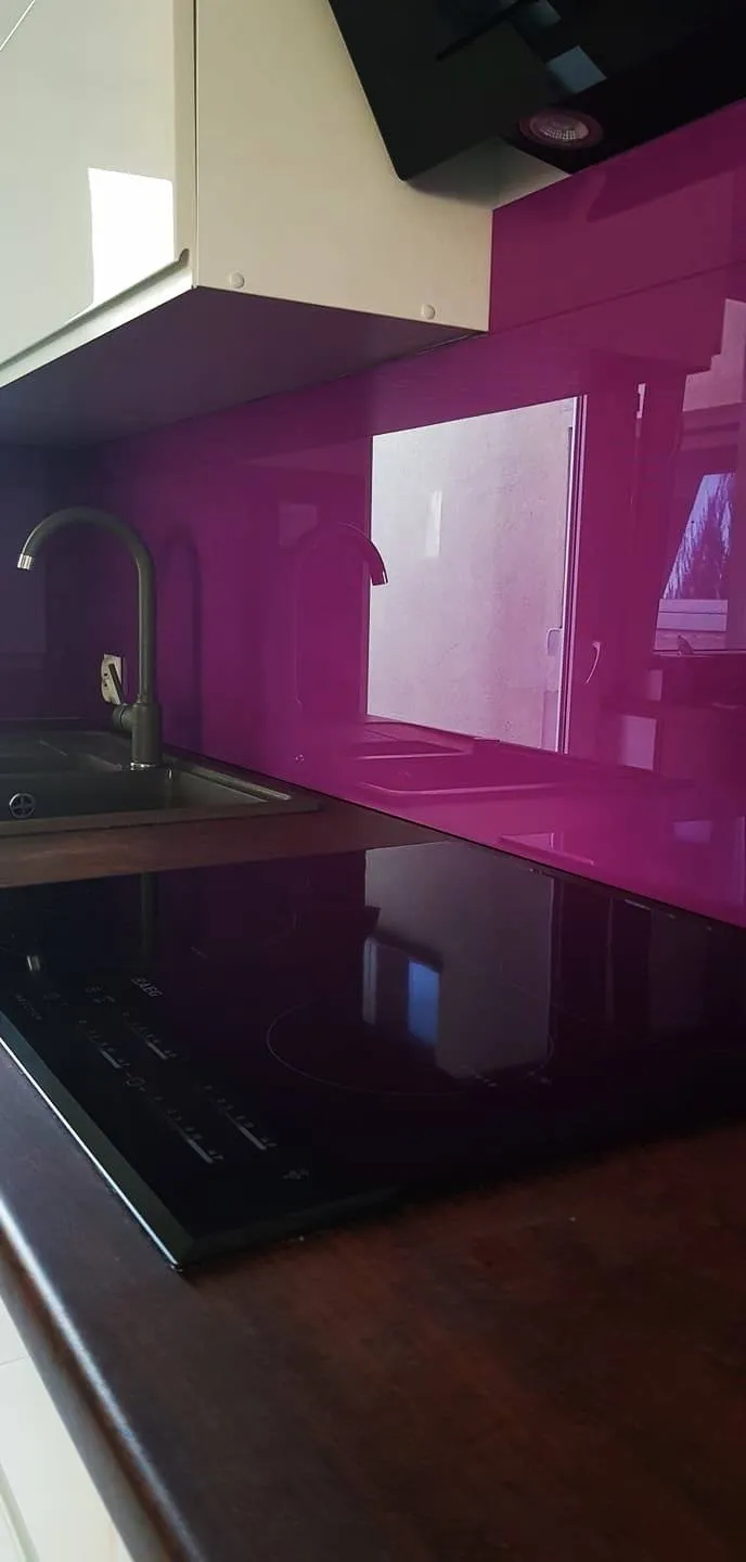 Szklana ścianka walk-in w minimalistycznej łazience