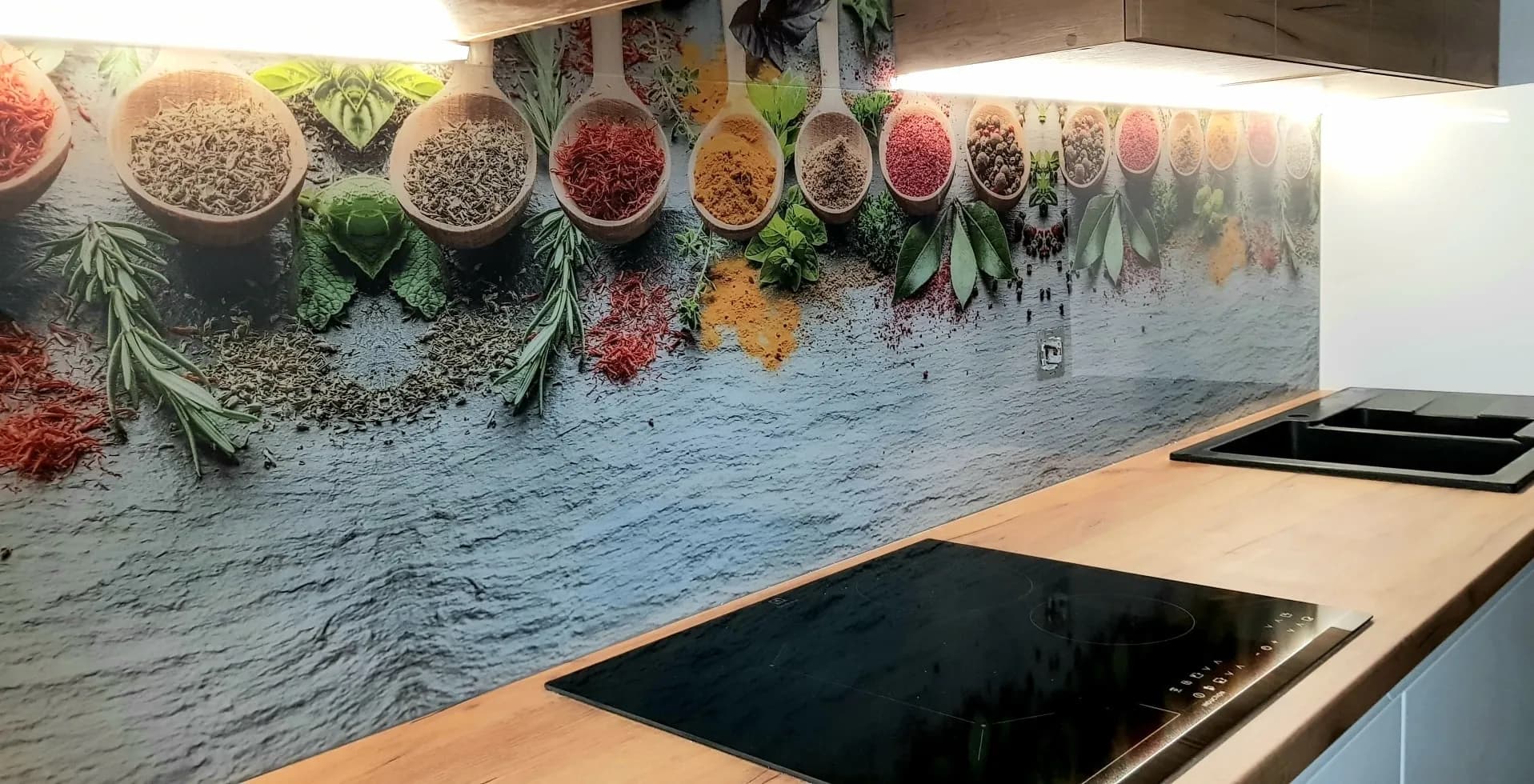 Panel szklany z grafiką przypraw i ziół w miseczkach