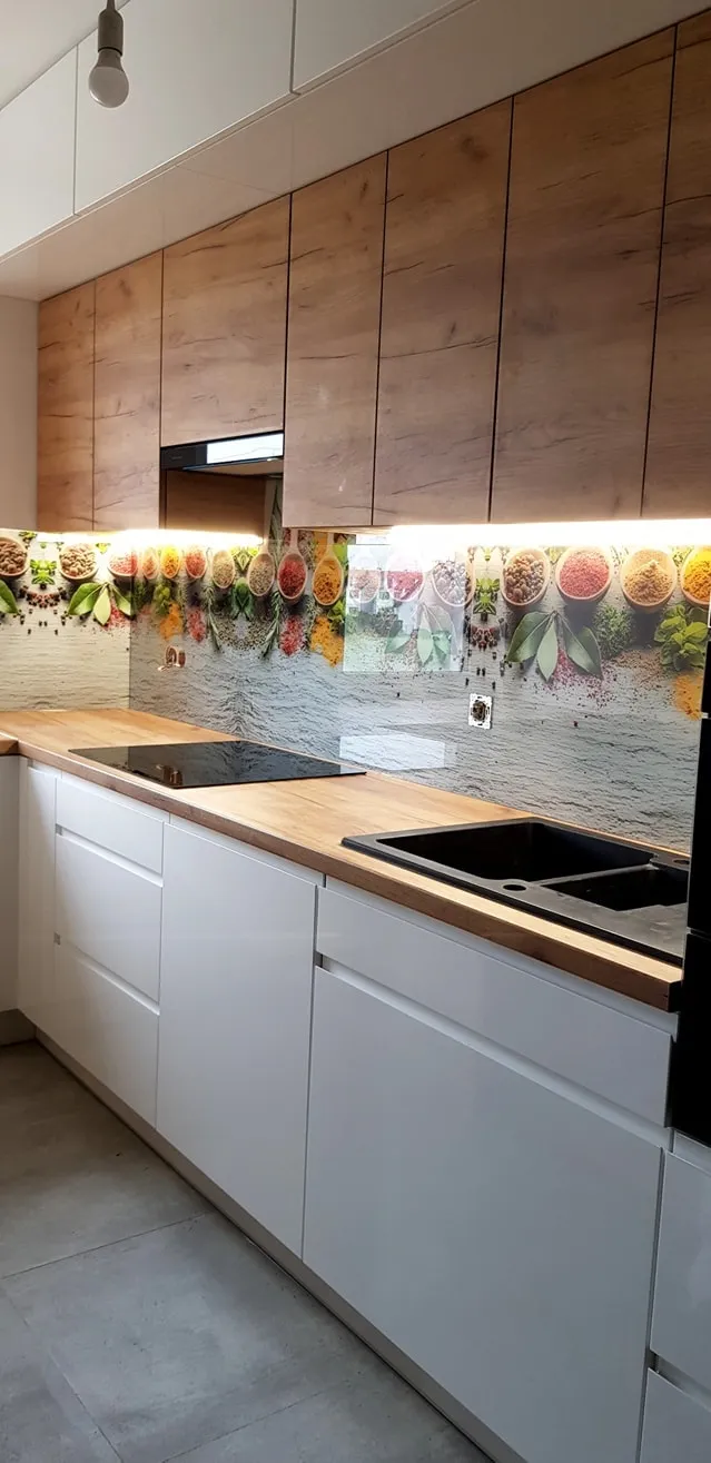 Panel szklany z grafiką przypraw i warzyw — biała kuchnia