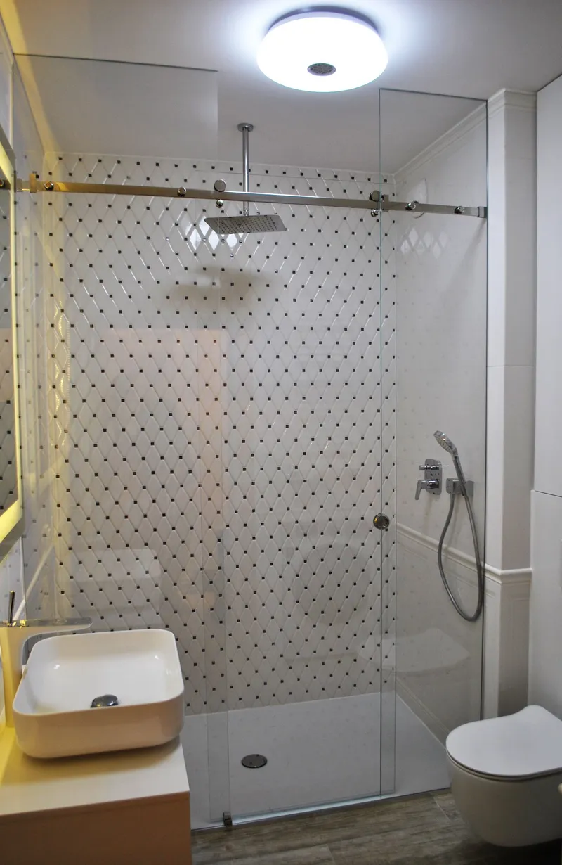 Elegancka kabina prysznicowa walk-in ze szkłem bezramowym i deszczownicą